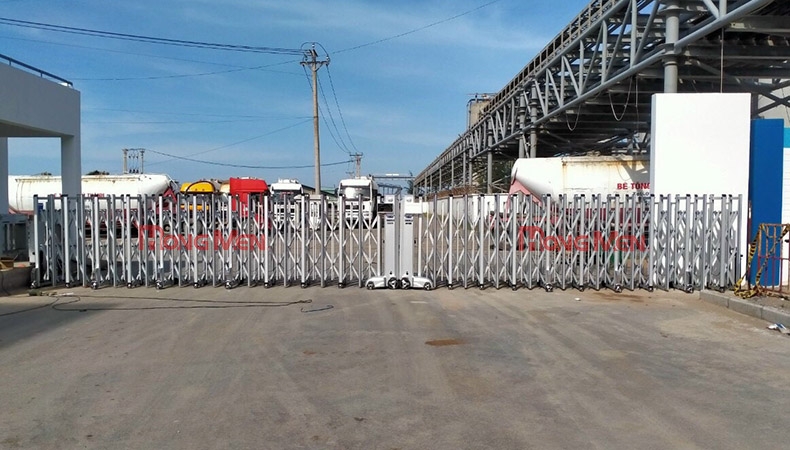 Bốn mẫu cổng xếp hợp kim nhôm cao 1m7 được lắp đặt nhiều