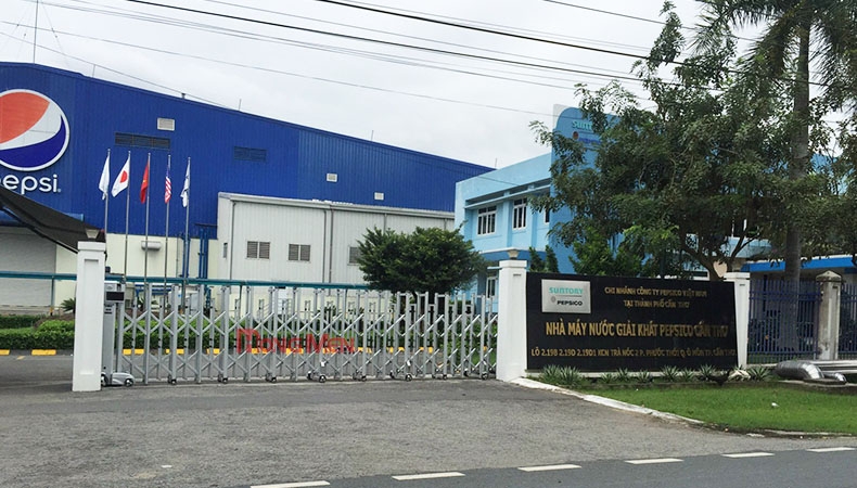 Cổng xếp hợp kim nhôm màu bạc hợp phong thủy doanh nghiệp