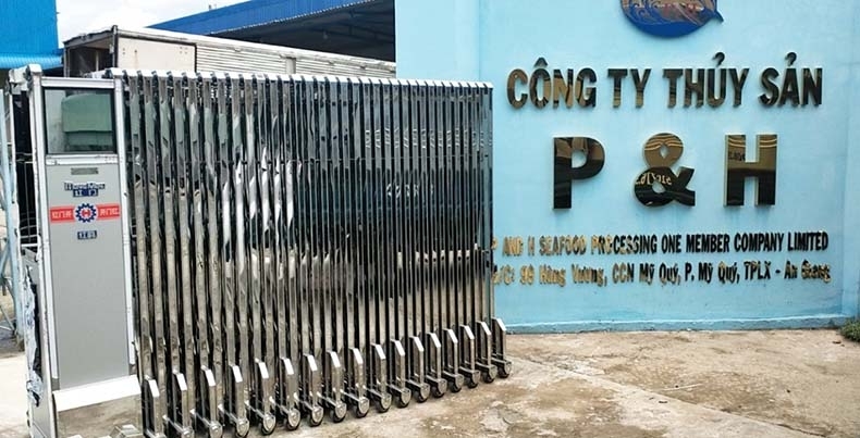 Cổng xếp inox 304 có bị rỉ không? Cách nhận biết ra sao?