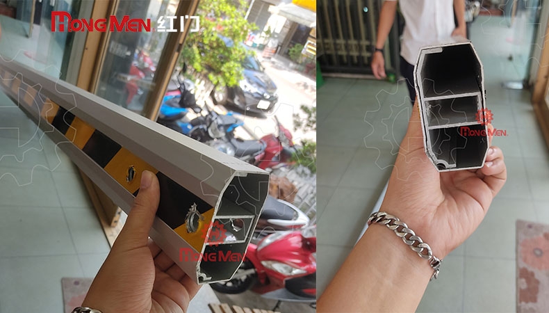 Thanh chắn barie tự động được làm từ vật liệu gì?